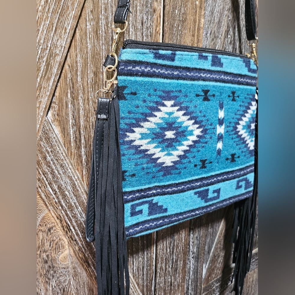 NWT Blue Aztec Patterned Crossbody/Wristlet Bag - Picture 4 of 6